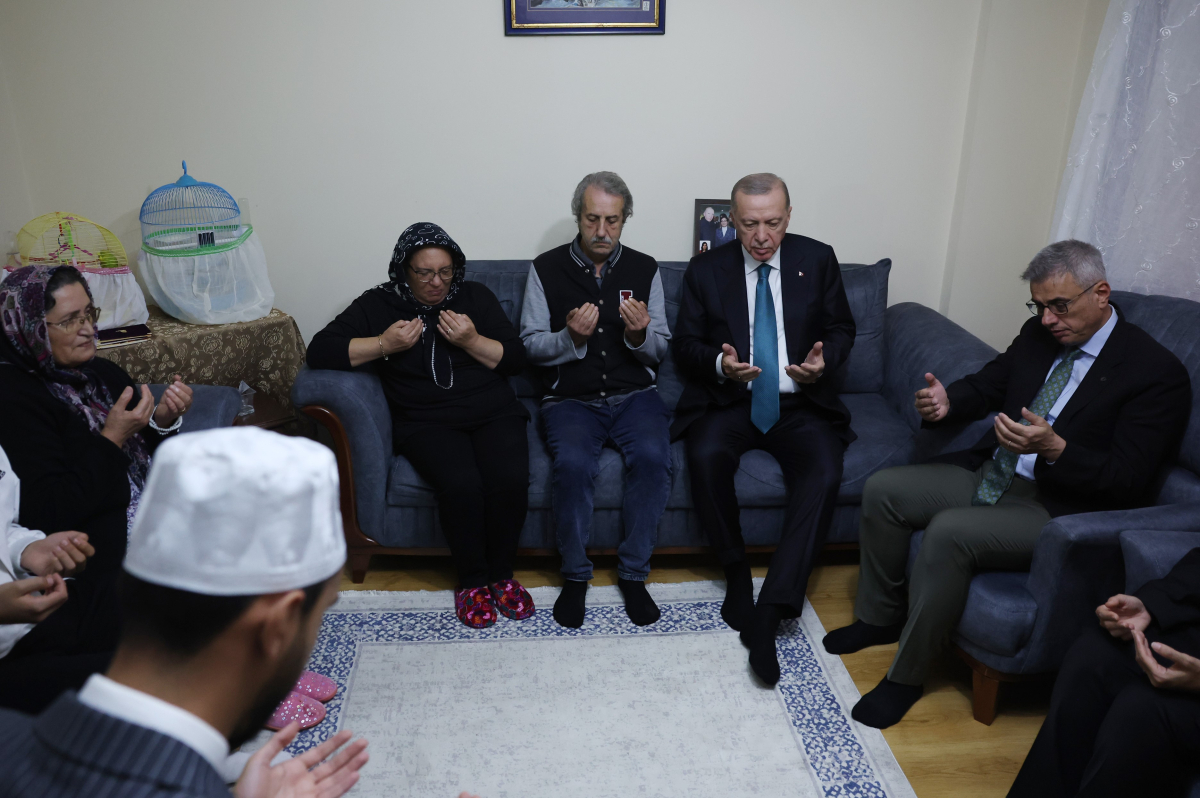 Erdoğan, Ankara Gençlik Kolları Yönetim Kurulu Üyesi Önderoğlu'nun ailesini ziyaret etti