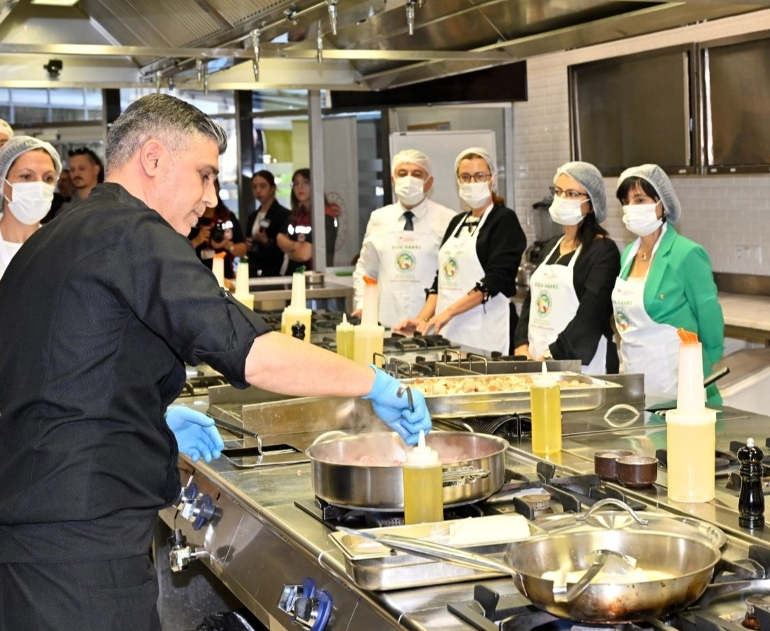 İzmir'de Bayat Ekmekler Eşsiz Lezzetlere Dönüştürüldü