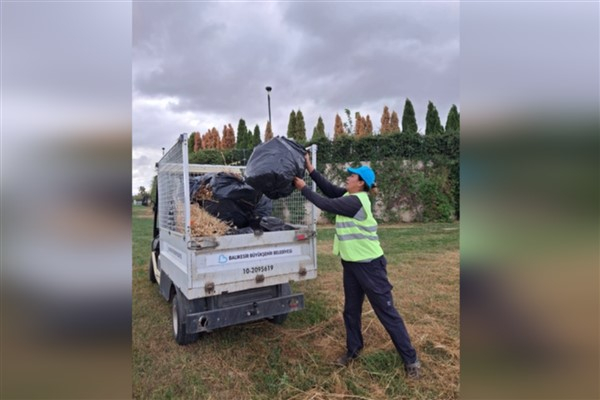 Milli atlet Akgöz’ün annesine çevre temizliğine katkılarından dolayı ödül verildi