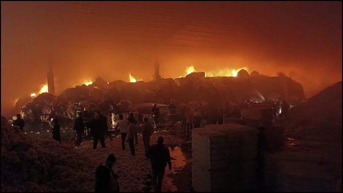Şanlıurfa’da Tekstil Fabrikasında Yangın: İlçelerden İtfaiye Ekipleri Destek Verdi