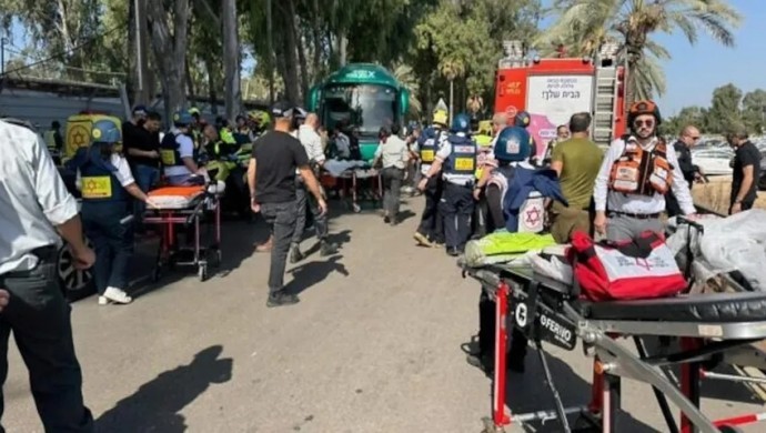 İsrail’de kamyon otobüs durağına daldı: 35 yaralı