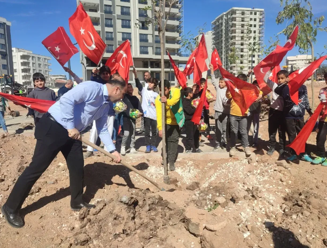 Başkan Çiftçi çocuklarla ağaç dikti-(VİDEO)