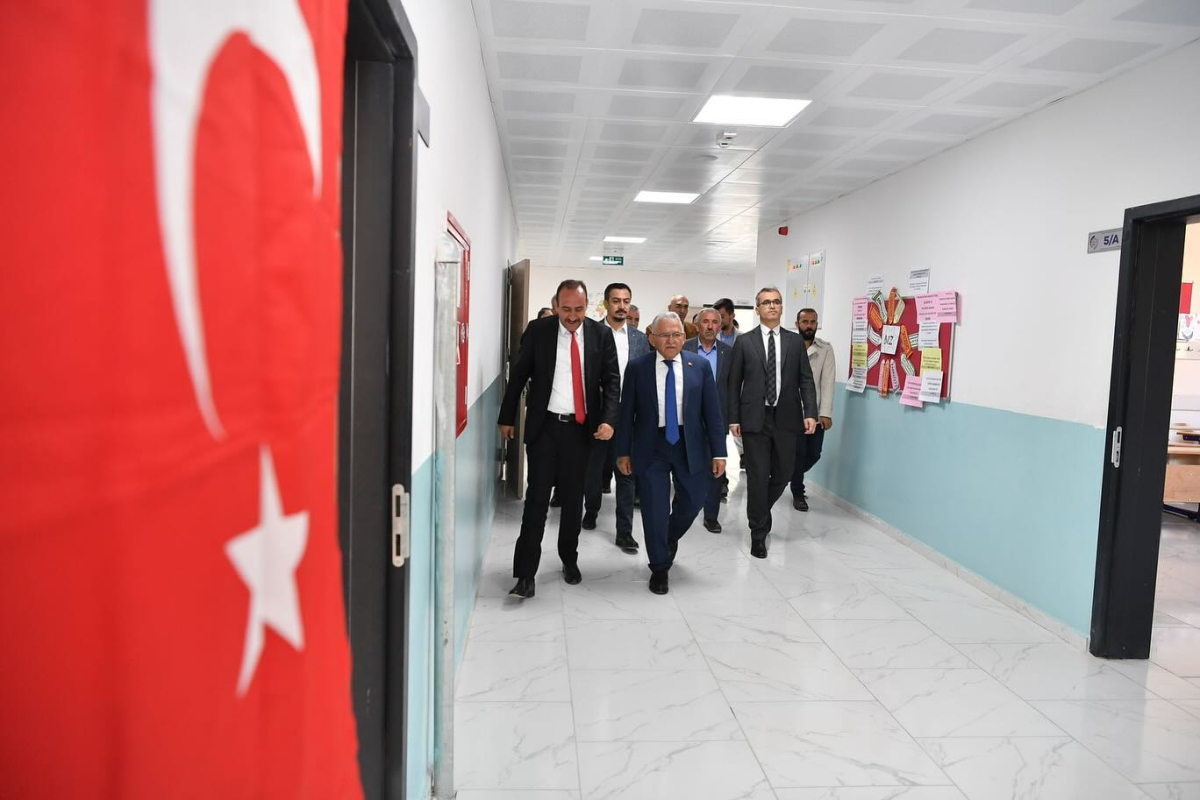 Büyükkılıç'tan, Saraycık Mahallesi'ndeki öğrencilere Cumhuriyet Bayramı armağanı