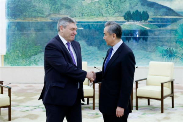 Wang Yi, Rusya Dışişleri Bakan Yardımcısı Rudenko'yla görüştü