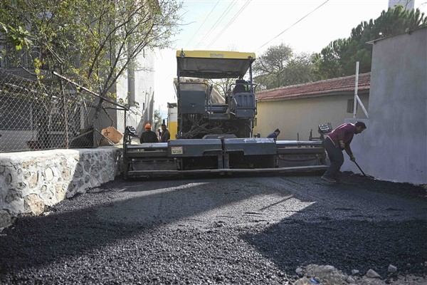 Bornova'da 5 mahallede eş zamanlı asfalt çalışması başladı