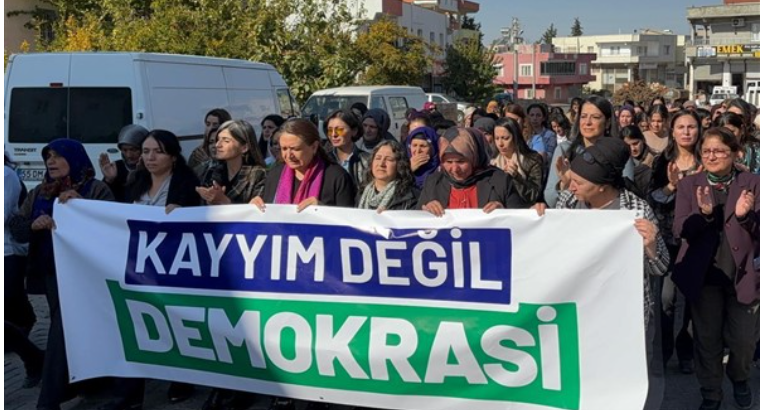 Eşbaşkan Şedal ve Zeydan, kayyım atanan belediyelerin önünde vatandaşlarla buluştu