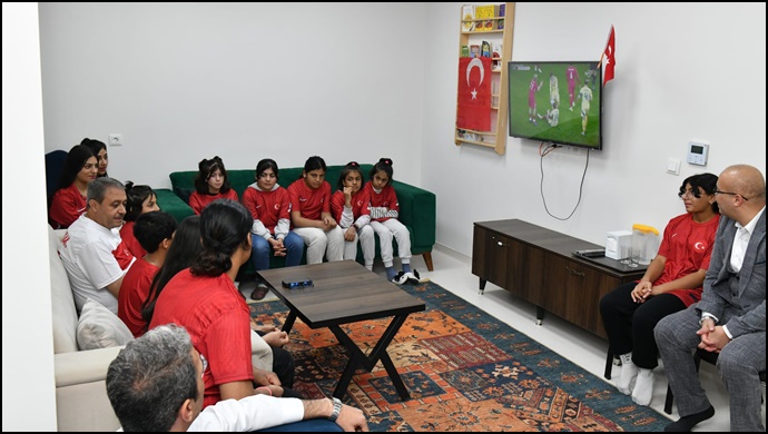 Vali Şıldak, Milli Maç Coşkusunu Çocuklarla Birlikte Yaşadı