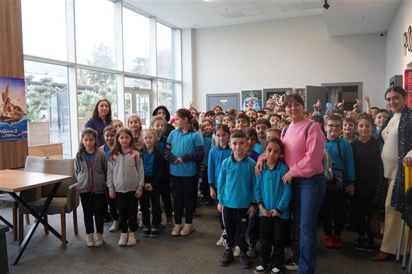 Başkan Aydın’dan Koç İlkokulu öğrencilerine sinema hediyesi