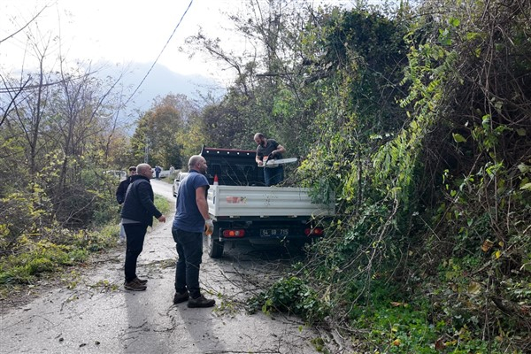 Sapanca’da şiddetli rüzgar ve fırtına hayatı olumsuz etkiledi