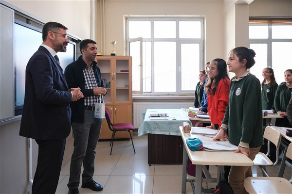 Başkan Tanğlay’dan Şehit Mahir Ayabak Ortaokulu'na ziyaret