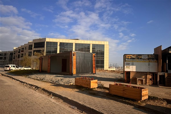 Esenyurt Belediyesi, Gökevler Mahallesi'nde kaçak yapıyı yıktı