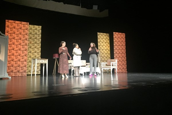 Diyarbakır'da Ev Yapımı Eylem adlı oyunun, kadınlar için gösterimi yapıldı