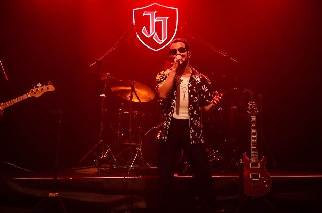 Gökhan Türkmen, Konserde Fransızca Şarkı ile Sürpriz Yaptı