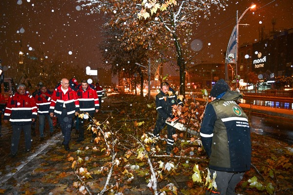 Malatya Büyükşehir Belediyesi, karla mücadele çalışmalarına devam ediyor