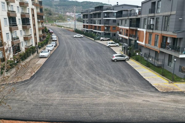 İzmit Belediyesi, Üzümlü Sokağı'nda asfalt onarım çalışmalarını tamamladı