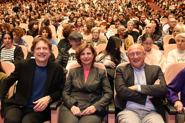 Başkan Ünlüce, “Lüküs Hayat” müzikalini izledi