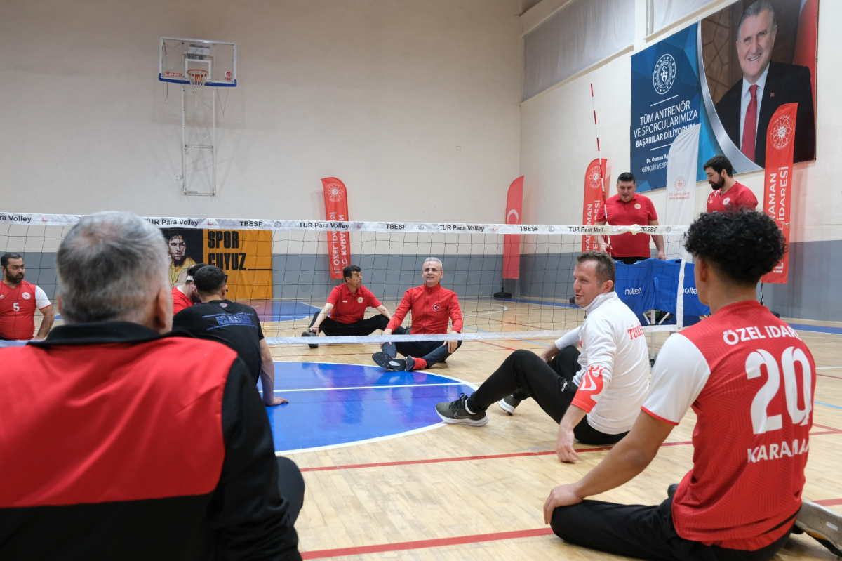 Vali Çiçekli, İl Özel İdare Spor Kulübü Oturarak Voleybol Takımı’nın antrenmanına katıldı