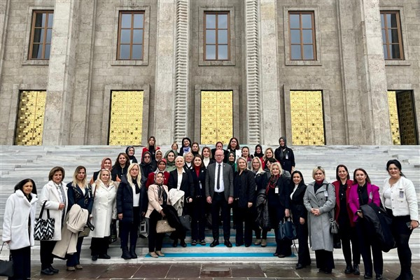 Balıkesirli kadın muhtarlar, Anıtkabir'i ziyaret etti