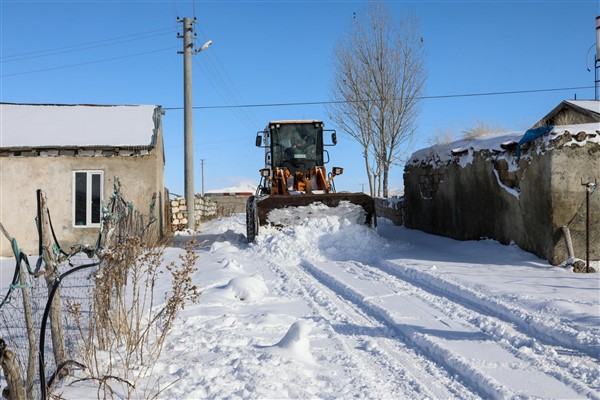 Van Büyükşehir, kardan kapanan 119 yerleşim yerinin yolunu ulaşıma açtı