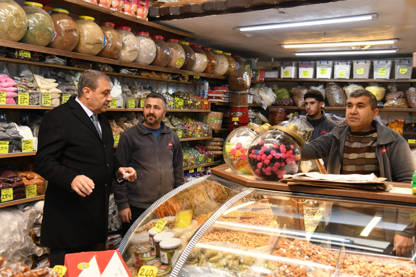 Vali Hasan Şıldak Esnafı Ziyaret Etti