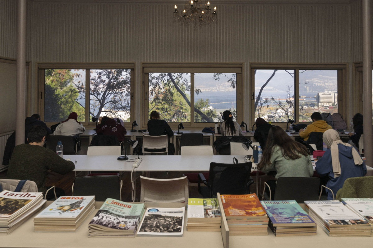 İzmir’in kütüphaneleri binlerce genci ağırlıyor