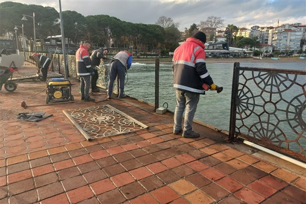 Deforme olmuş kent mobilyaları onarılıyor