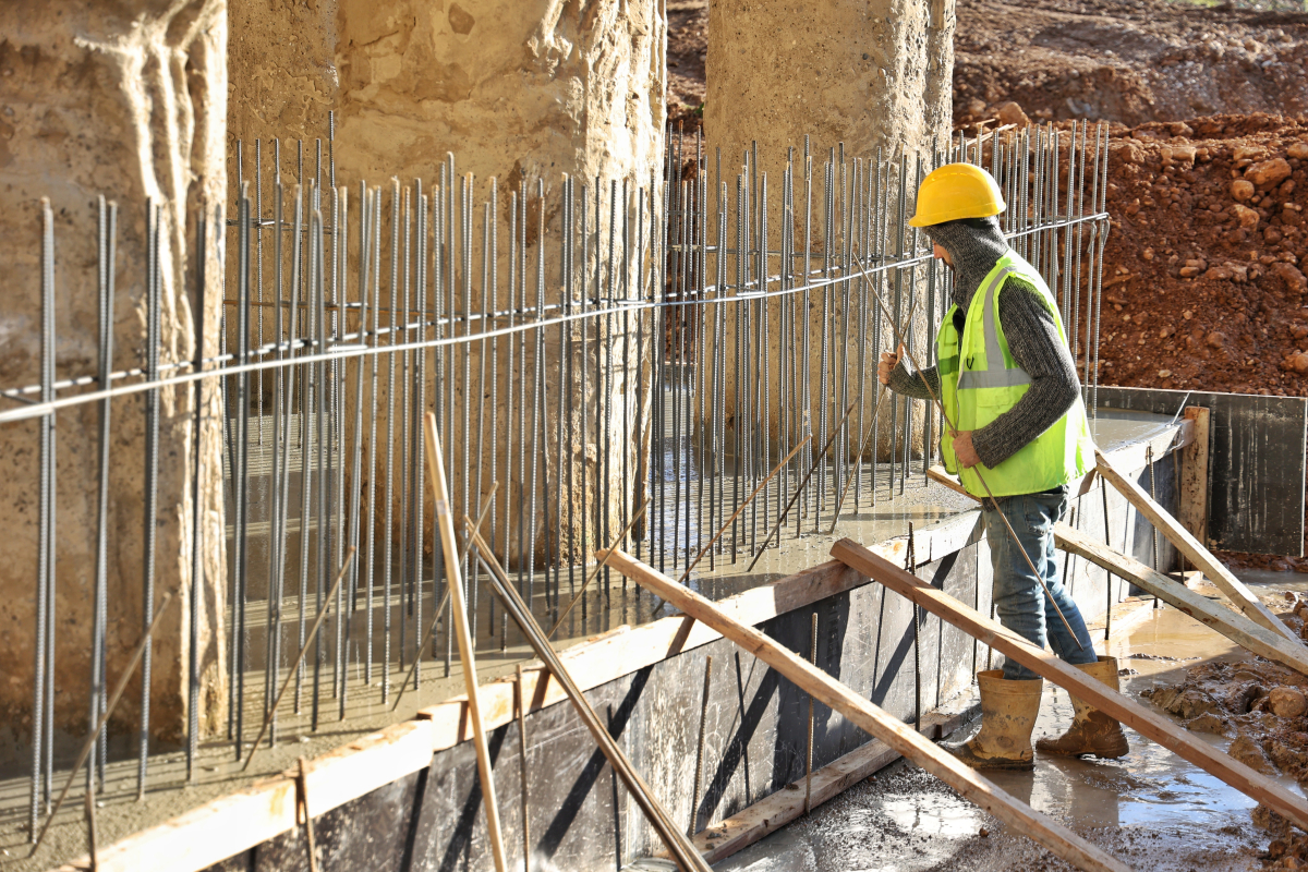 Antalya Büyükşehir Belediyesi, Aksu Çayı köprüsünün ayağını güçlendiriyor