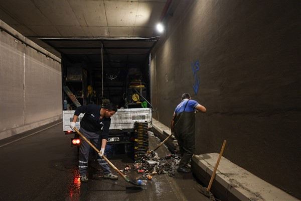 Antalya'da kuvvetli yağış uyarısı üzerine teyakkuza geçildi