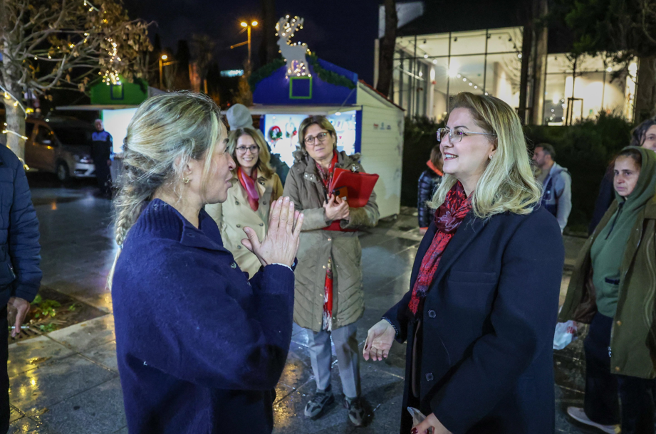 Başkan Ovalıoğlu, Bakırköy'de kurulan yılbaşı panayırını ziyaret etti