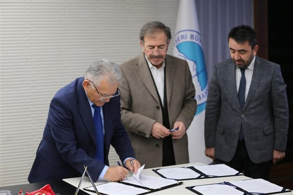 Başkan Büyükkılıç ve hayırsever Birdal, cami için protokol imzaladı