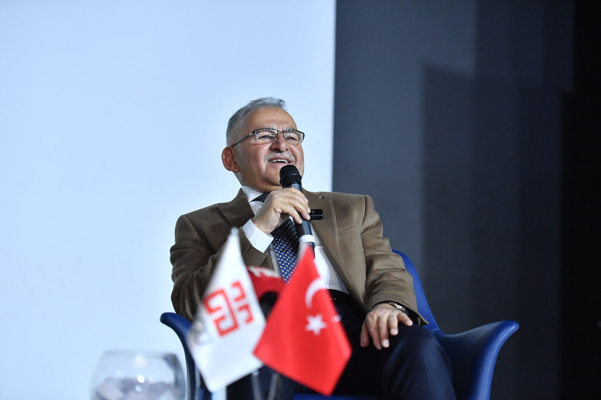 Başkan Büyükkılıç, AGÜ'lü öğrencilerle buluştu