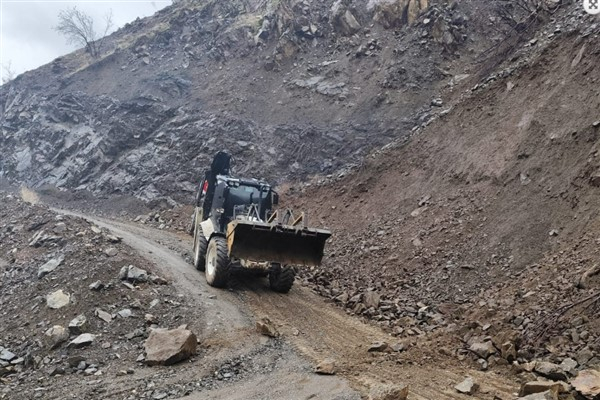 Kulp’ta yamaçlardan yollara düşen kayalar temizlendi