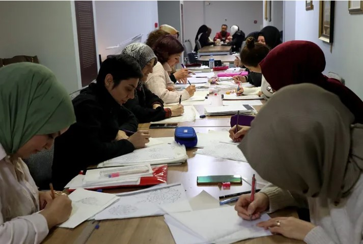 Zarif Desenler ve Renkler, Eserlere Hayat Veriyor