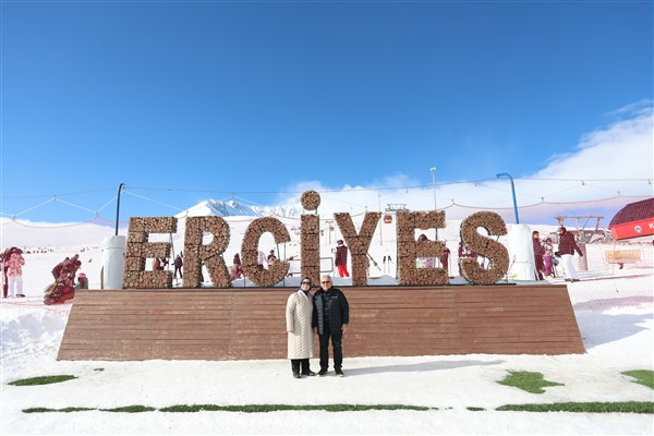 Başkan Büyükkılıç, Erciyes Kayak Merkezi'nde ziyaretçiler ile bir araya geldi