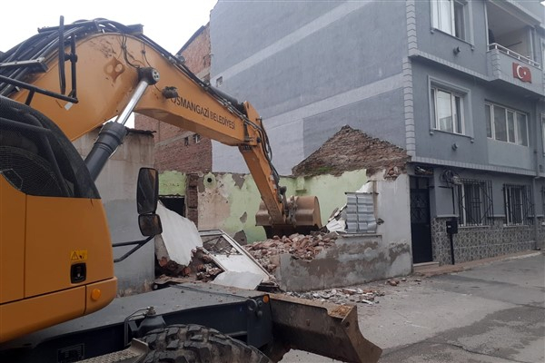Osmangazi Belediyesi, risk oluşturan metruk binaları yıkıyor