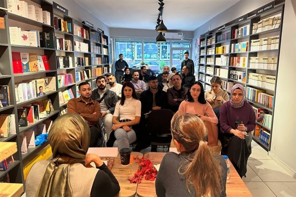 Siirt Kitap Kulübü’nde &Prime;Yanımda Kal” kitabı konuşuldu