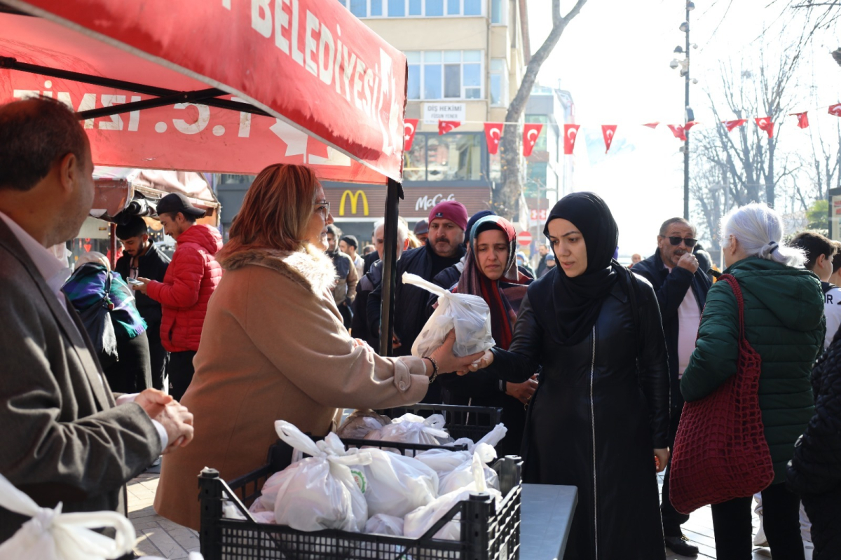 İzmit Belediyesi, kendi ürettiği mantarları vatandaşa dağıttı