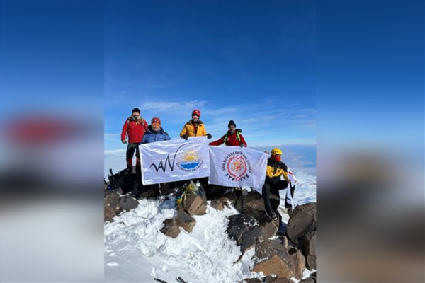 Vanlı dağcılardan Süphan Dağı’na zirve tırmanışı