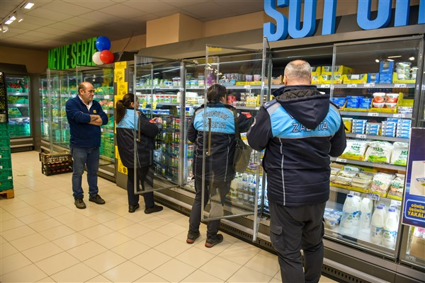 Esenyurt zabıta ekipleri, market denetimlerini sürdürüyor