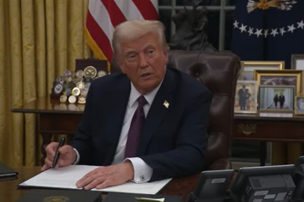 Trump Meksika, Kanada ve Çin'e karşı gümrük vergisi kararnamesini imzaladı