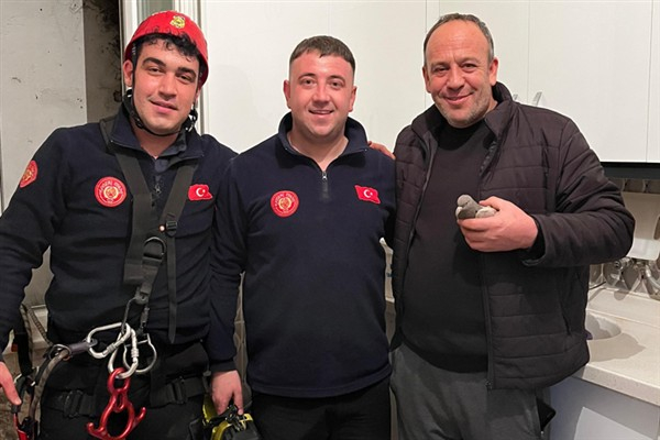 Kayseri itfaiyesi, havalandırma boşluğuna düşen güvercini kurtardı