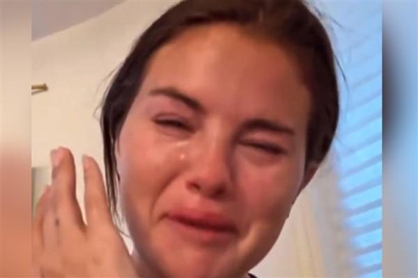 Selena Gomez'in göçmen sınır dışı etmelere gözyaşları, popüler oldu