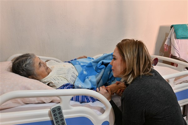 Nurcan Zeyrek, evde bakım hizmetinden yararlanan vatandaşları ziyaret ediyor