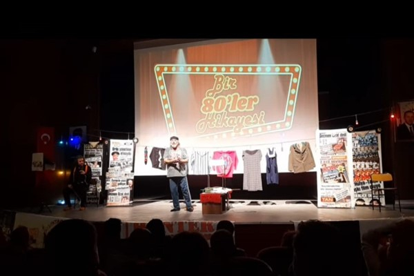 Iğdır'da 80'ler Gecesi tiyatro oyunu seyirciyle buluştu