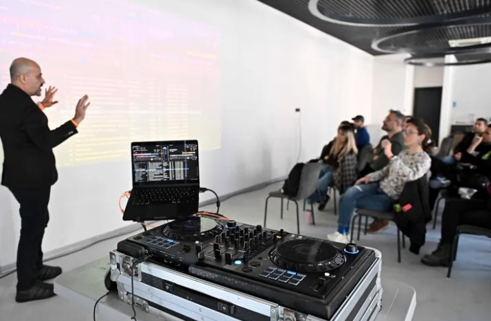 Muratpaşa Belediyesi'nden Genç Yeteneklere DJ Atölyesi