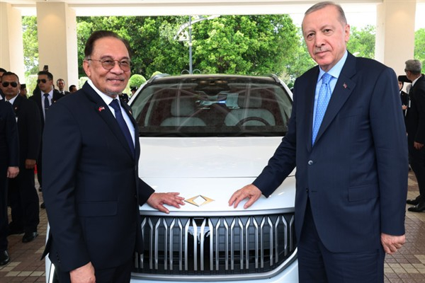 Cumhurbaşkanı Erdoğan, Malezya Başbakanı İbrahim'e Togg hediye etti