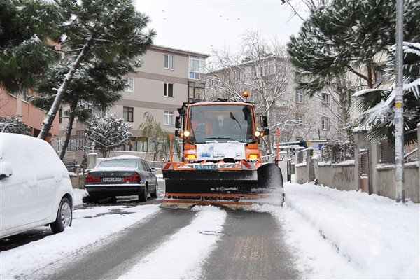 Kadıköy Belediyesi, İstanbul'da beklenen kar yağışı için hazırlıklarını tamamladı