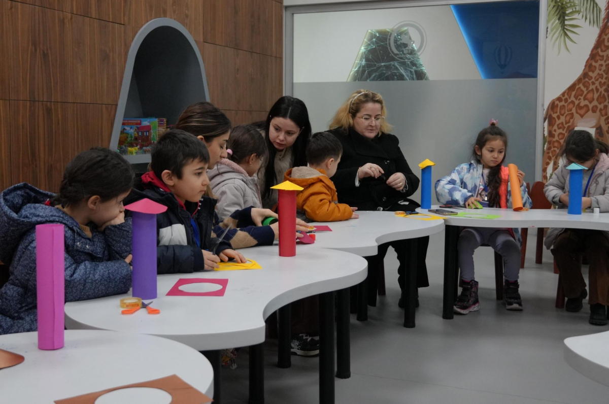 Çocuklar, bilim atölyelerini inceledi