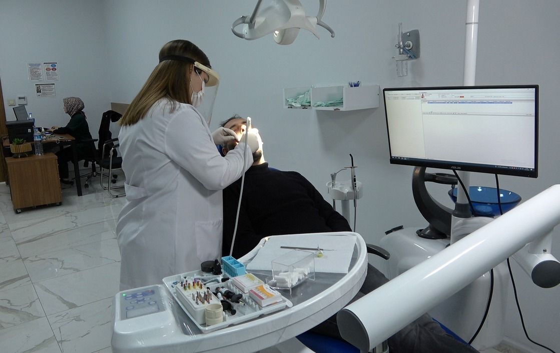 Sigara: Dişlerinizi Çürüten, Gülüşünüzü Bozan Sessiz Düşman!