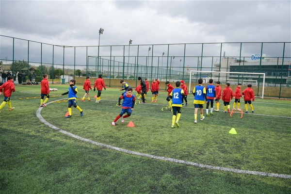 Esenyurt'ta sporculara müsabakalarda ihtiyaç duydukları malzemeler de ücretsiz sağlanıyor